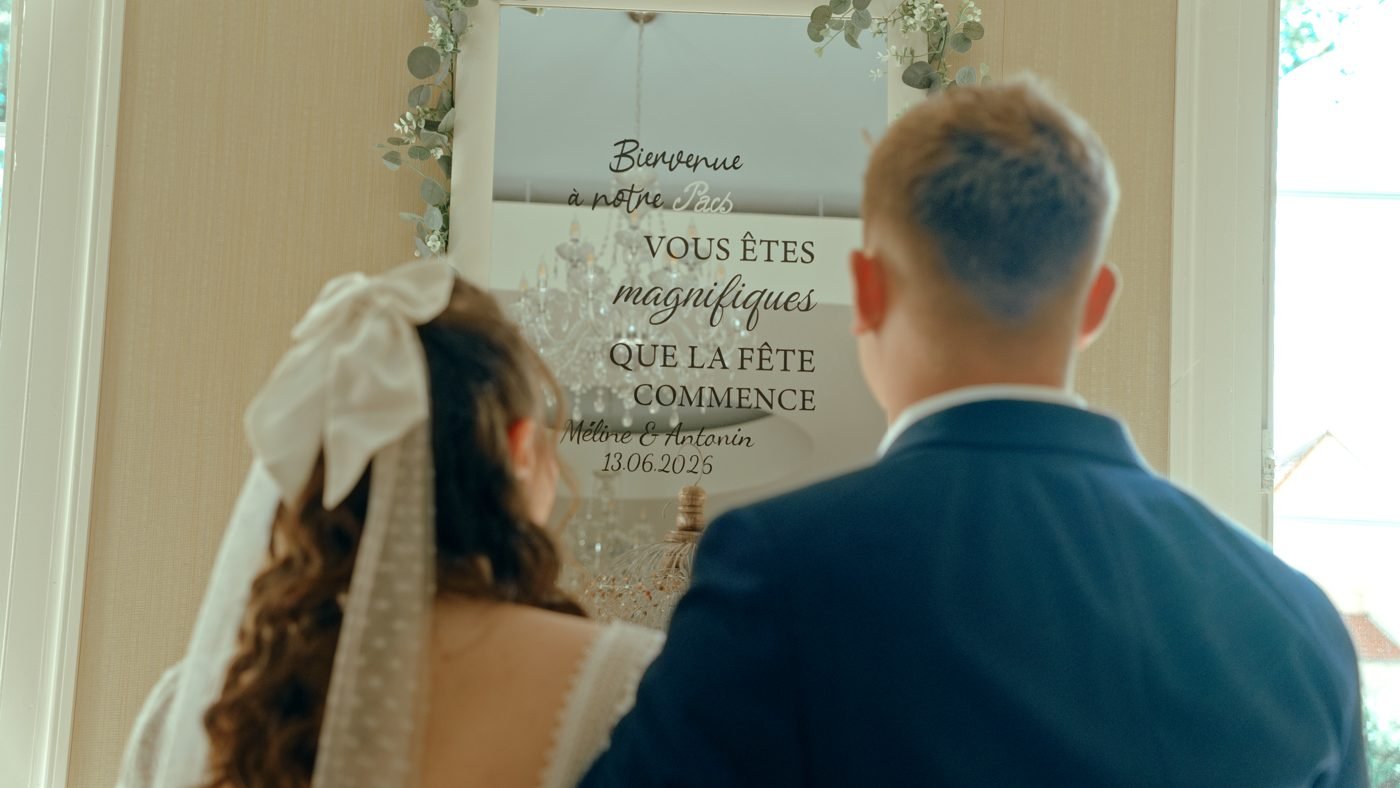 Mariés dans les vignes du Beaujolais au coucher du soleil — Souvenirs d'Or